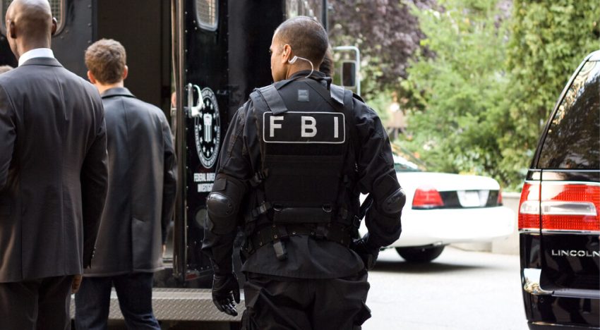 Cinco hombres consiguieron robar 200 iPhone sin que nadie sospechara lo más mínimo. La clave estaba en cómo iban vestidos: uniformes del FBI