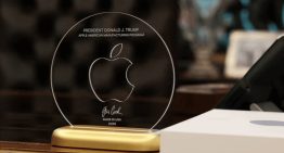 El último producto exclusivo de Apple no se puede comprar. Es un trofeo de oro y cristal, y su único dueño es Donald Trump