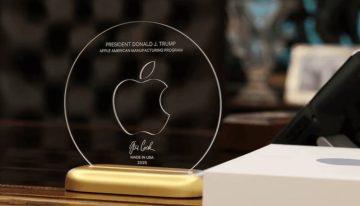 El último producto exclusivo de Apple no se puede comprar. Es un trofeo de oro y cristal, y su único dueño es Donald Trump