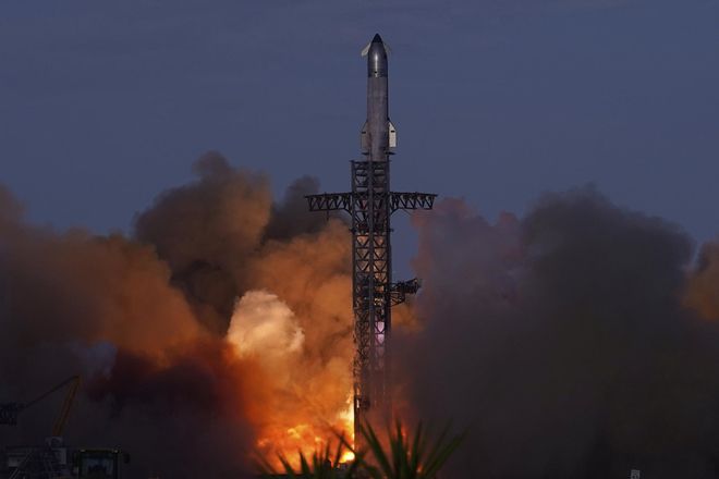 SpaceX lanza con éxito al espacio el megacohete con el que Musk sueña llevar la humanidad a Marte