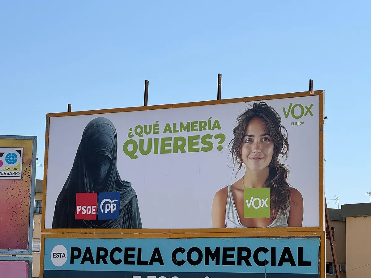 IU denuncia las vallas de Vox en El Ejido (Almería) por posible incitación al odio: «No podemos retroceder 25 años»