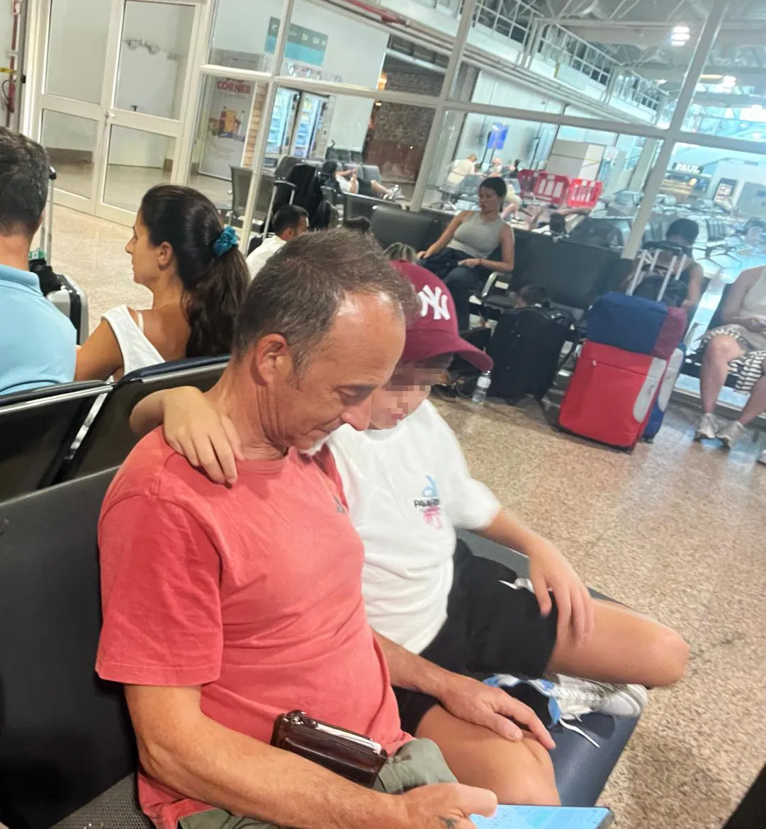 Así rehace Daniel Arcuri su vida con su padre en Cerdeña, entre pesca y fútbol, tras 7 meses con Juana Rivas en Granada