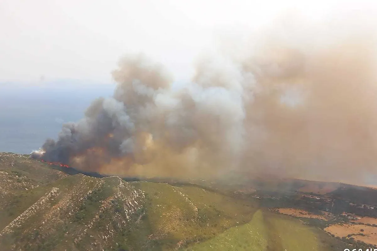 Un incendio forestal en Tarifa obliga a desalojar un camping y chiringuitos como el Tumbao