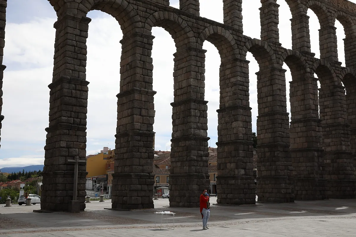 La subasta ilegal de una piedra del Acueducto de Segovia acaba con una denuncia ante la Fiscalía