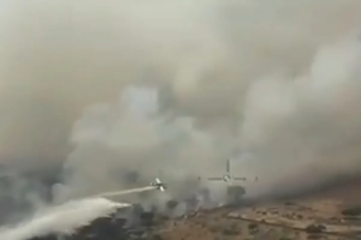 Desalojadas medio centenar de viviendas por un incendio forestal próximo a Cáceres
