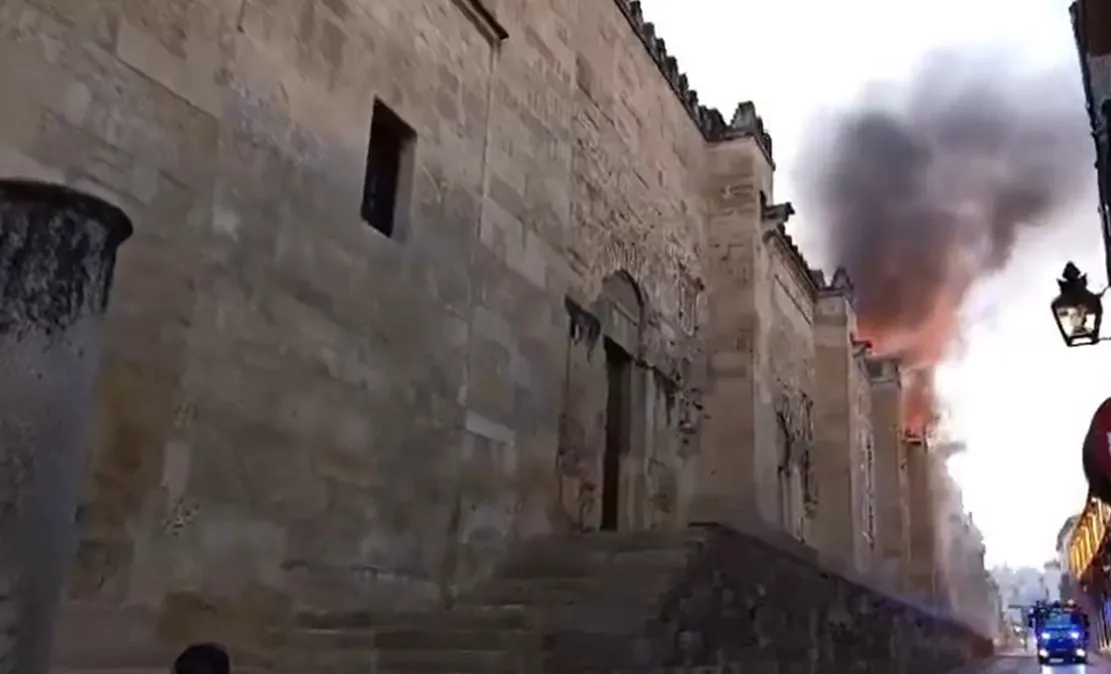 Declarado un incendio en el entorno de la Mezquita de Córdoba