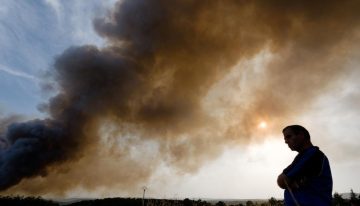 El incendio de Chandrexa de Queixa (Ourense) duplica su dimensión durante la noche y quema ya 450 hectáreas