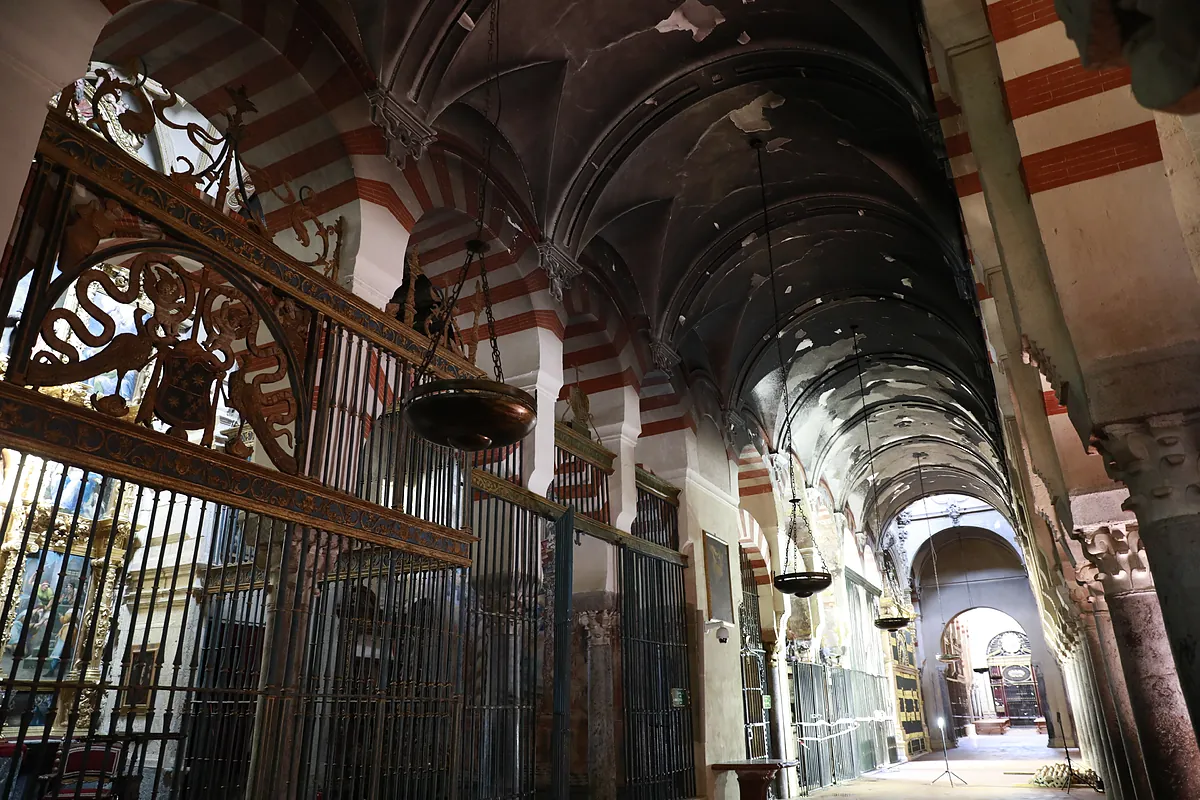 ¿Qué es valioso en un monumento donde todo es sublime? El incendio en la Mezquita de Córdoba afecta a 50 de sus 23.000 metros cuadrados