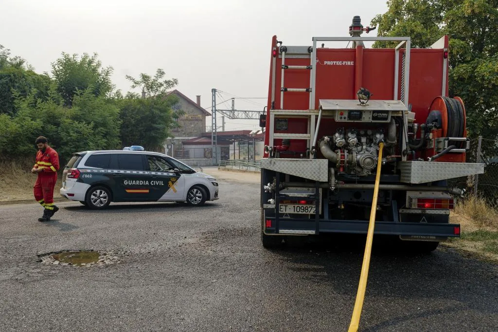 Sube el nivel de riesgo en dos incendios en León y otro en Navarra, y continúa activo el de Ávila