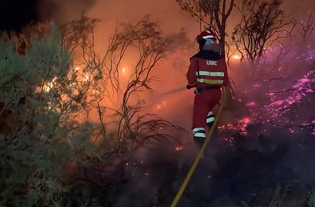 El incendio que afecta al paraje natural de Las Médulas obliga a desalojar a 800 vecinos