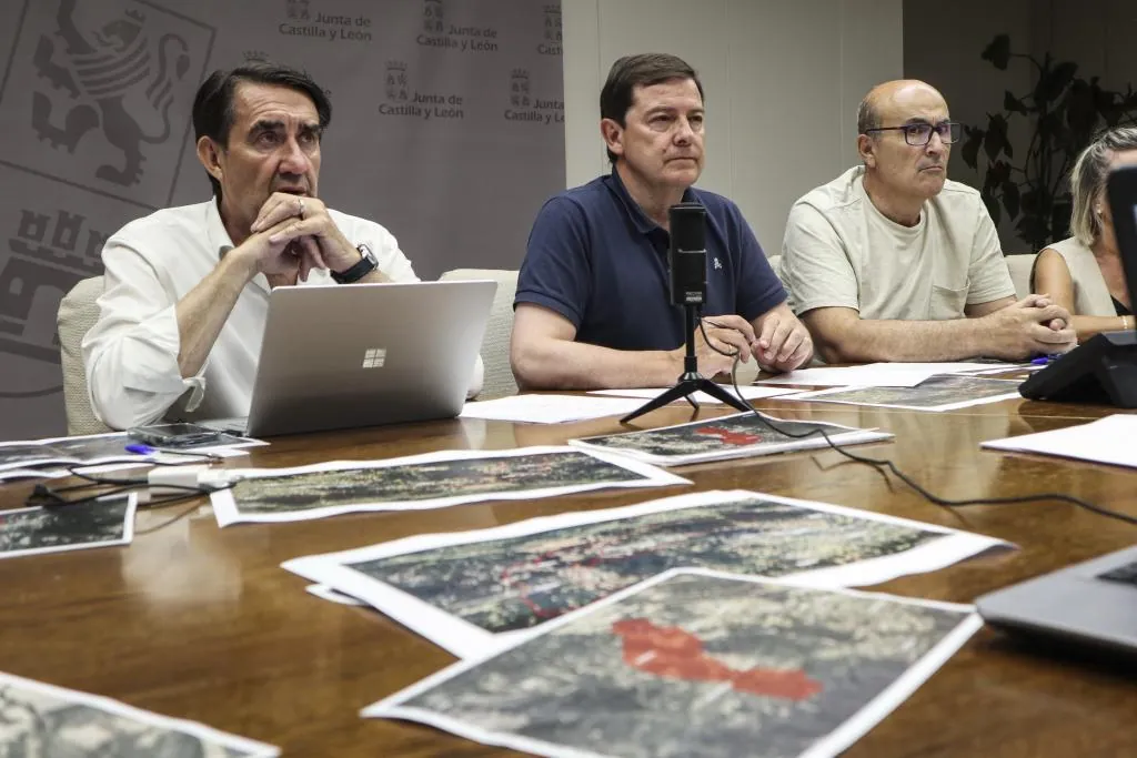 El Gobierno no asume la gestión de los incendios mientras crece la polémica por la respuesta de los políticos en vacaciones