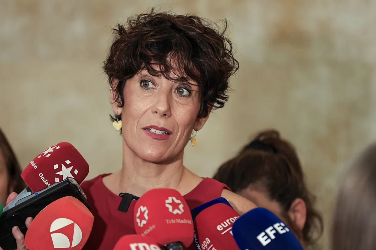 Elma Saiz acusa a Clavijo de «deslealtad» y de «faltar a la verdad» por denunciar la «improvisación» del Gobierno con el reparto de menores migrantes