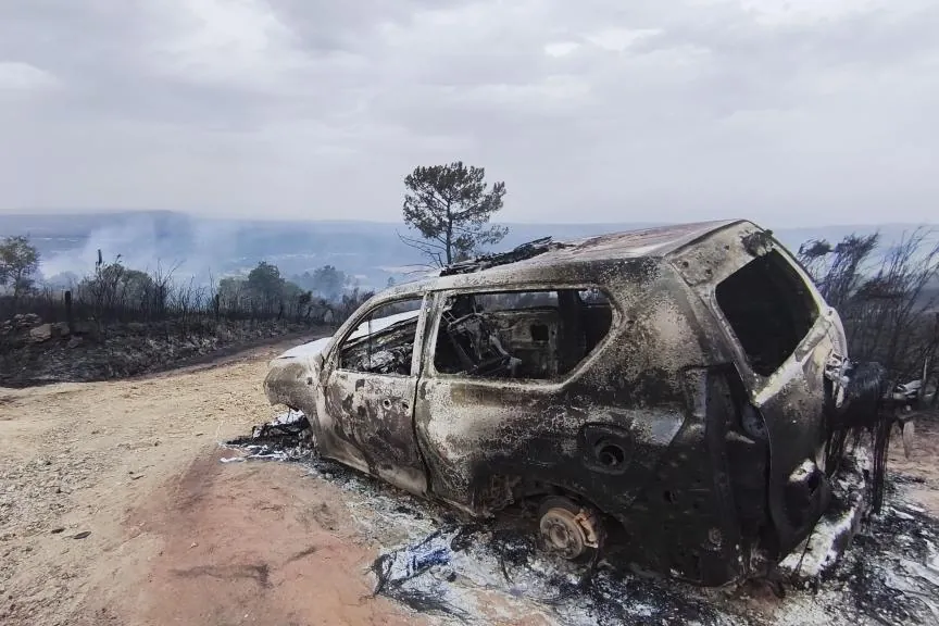 Queda calcinado el coche desde el que la alcaldesa de Maceda (Ourense) supervisaba los fuegos