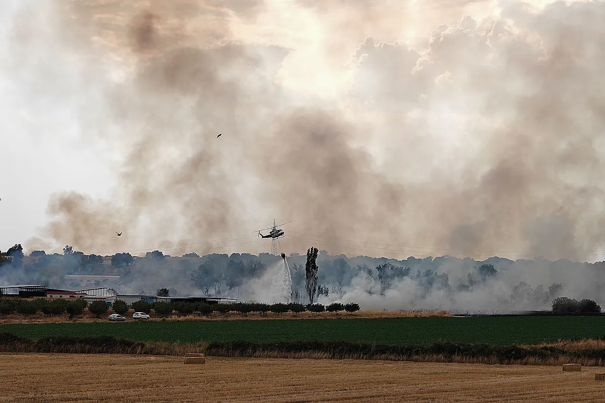 El viento complica la extinción del incendio en Calera y Chozas, en Toledo