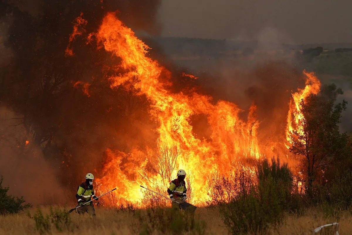 El PP acusa al Gobierno de no ayudar hasta que se lo piden: «Las autonomías se tienen que buscar la vida con los incendios»
