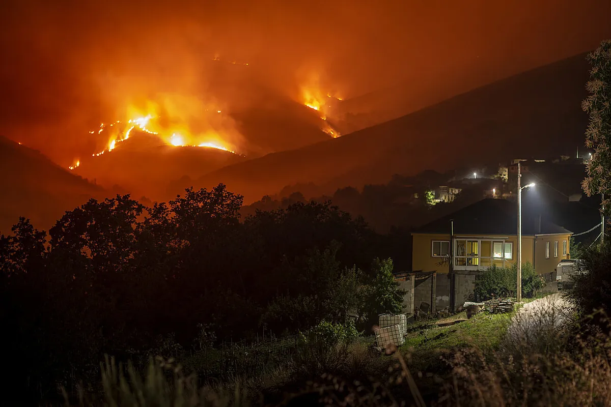 Situación «muy complicada» por los incendios en Galicia, donde se extinguen entre 30 y 35 diarios