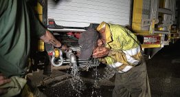 'Peones' en primera línea contra el fuego por una lata de sardinas, «pan duro» de la UME y 1.100 euros de una empresa pública