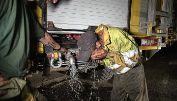 'Peones' en primera línea contra el fuego por una lata de sardinas, «pan duro» de la UME y 1.100 euros de una empresa pública