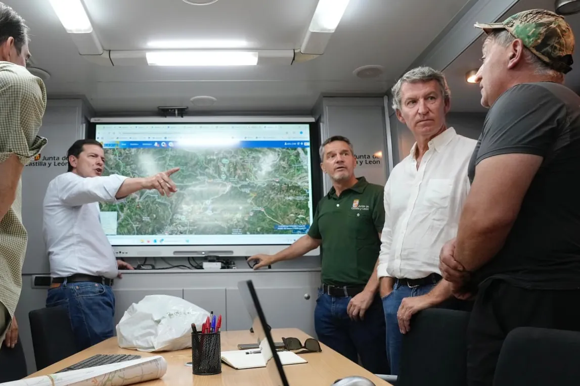 Feijóo reclama a Sánchez movilizar al Ejército más allá de la UME en la lucha contra el fuego: «Es una crisis nacional»