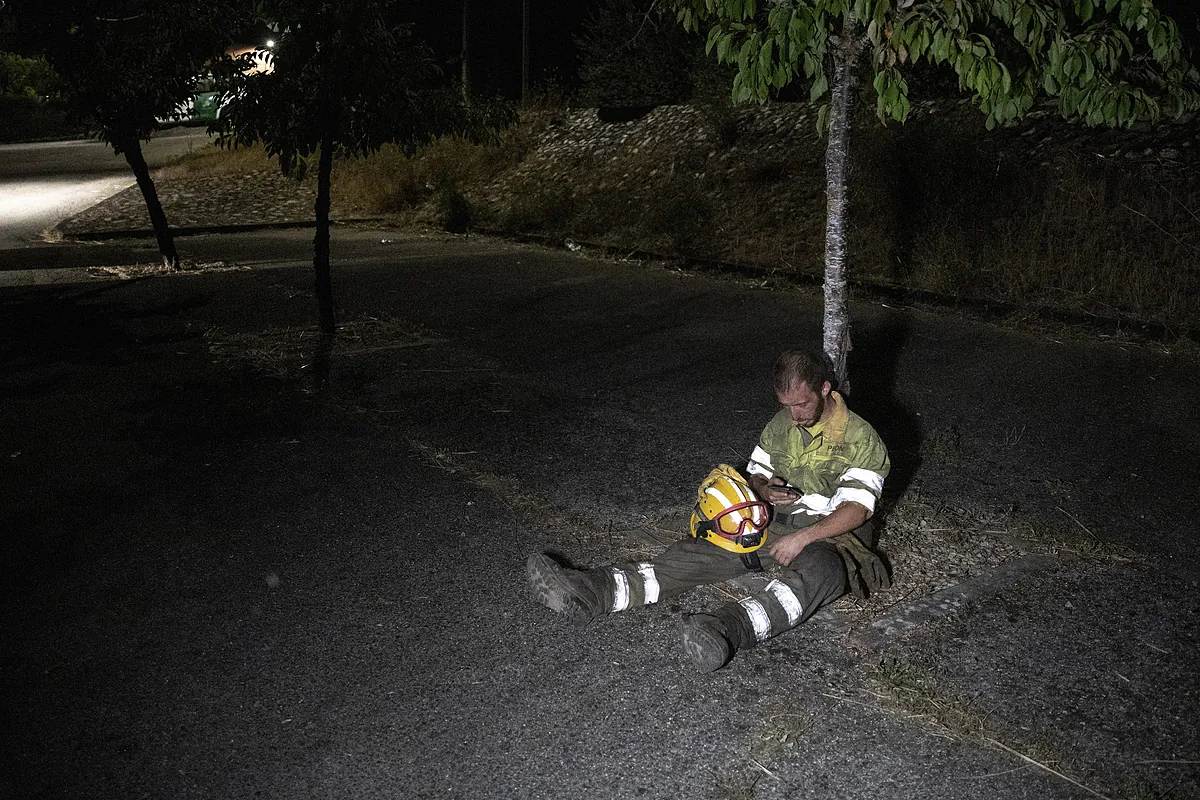 La precariedad de los bomberos forestales que apagan España: «Tenemos gente sin experiencia; les dan un curso de cuatro horas y les mandan a apagar un incendio»
