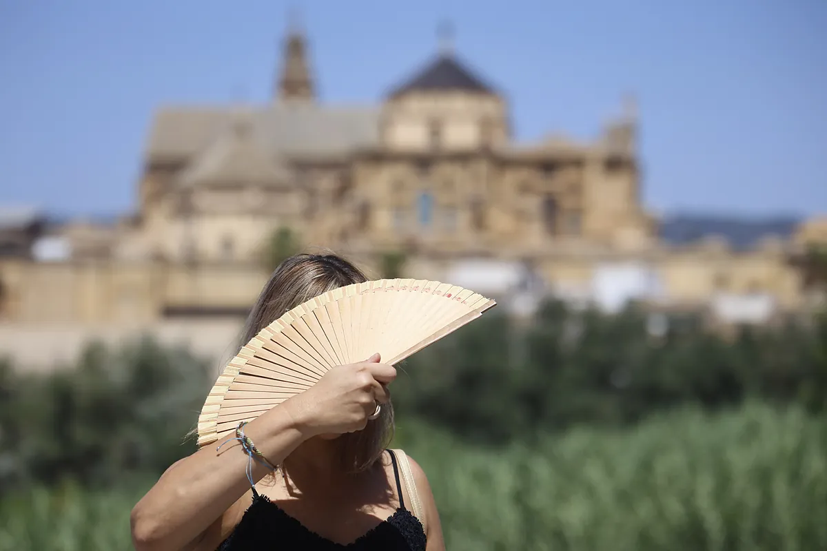 La AEMET pone en aviso a casi toda España por el calor extremo este sábado