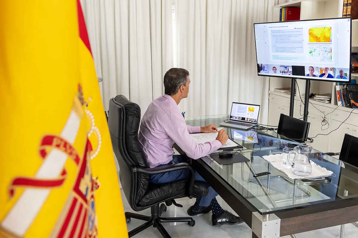 Sánchez reaparece en la lucha contra el fuego tras una semana crítica de incendios
