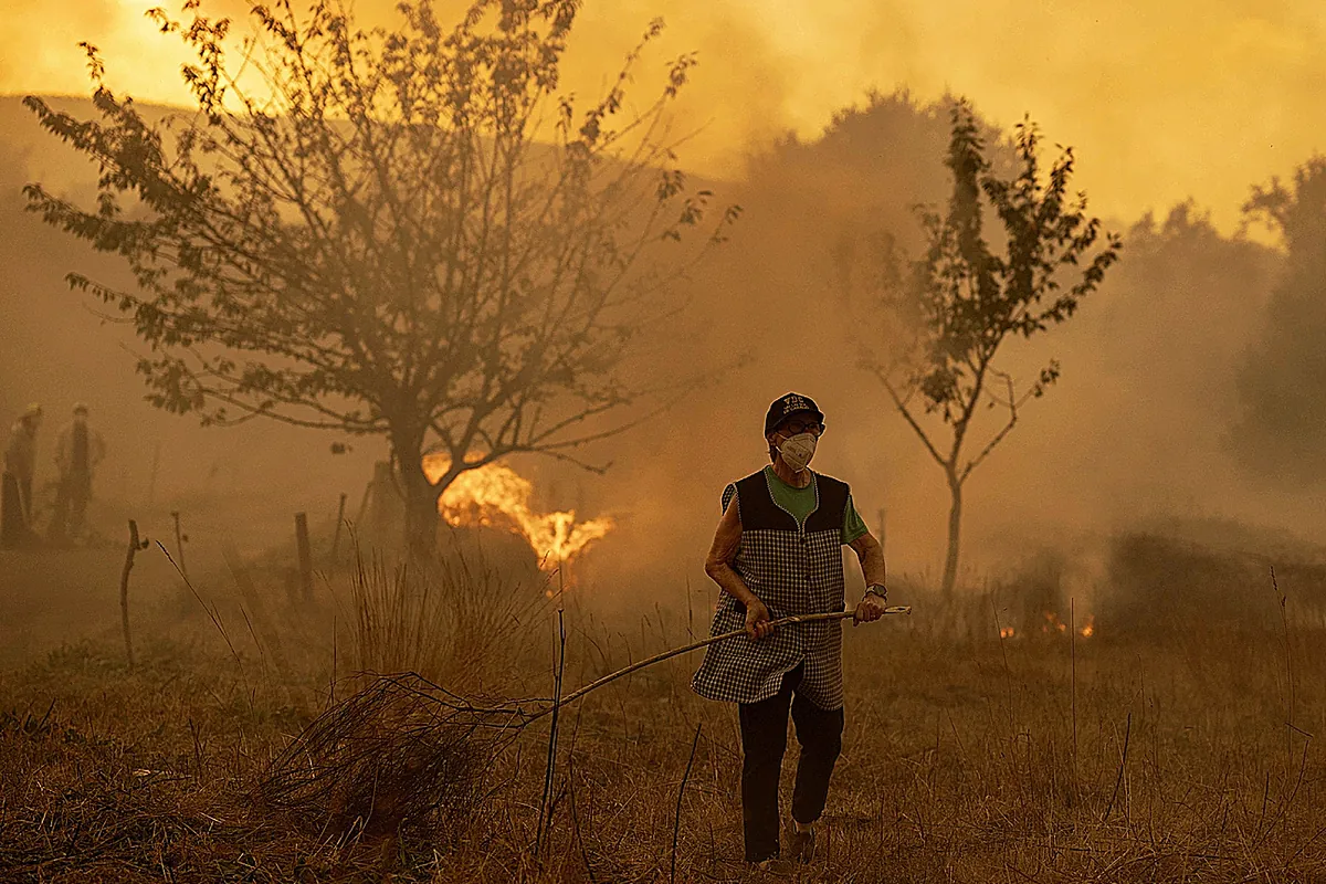 La «agonía» en Ourense, la provincia que más arde: 40 vecinos de Soutelo Verde esperan, pala en mano, a que «el fuego llegue»