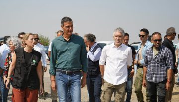 Pedro Sánchez pide «lealtad institucional» a las comunidades autónomas en su visita a  la zona del incendio de Jarilla