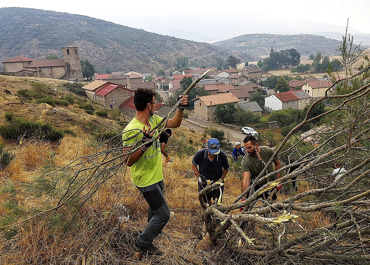 Salvados por la insumisión, las cuatro desobediencias que protegieron cientos de pueblos: «Si les hacemos caso y nos vamos, se nos quema la casa»