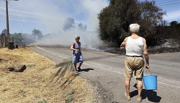 El fuego cruza fronteras en Galicia: patrullas de nueve localidades lusas esperan el incendio español