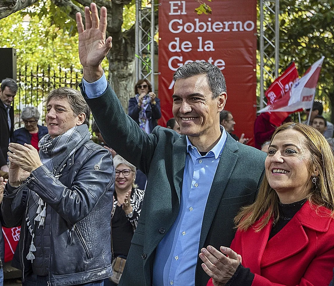 Virginia Barcones, la «pirómana» de Bendodo ya en primera fila junto a Sánchez
