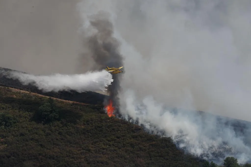 Logran estabilizar el peor incendio de la historia de Galicia, el de Larouco (Ourense)