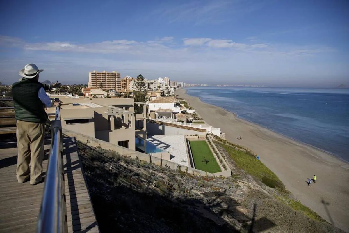 Seis adultos y tres niños hospitalizados  por un brote de salmonelosis en un hotel de La Manga