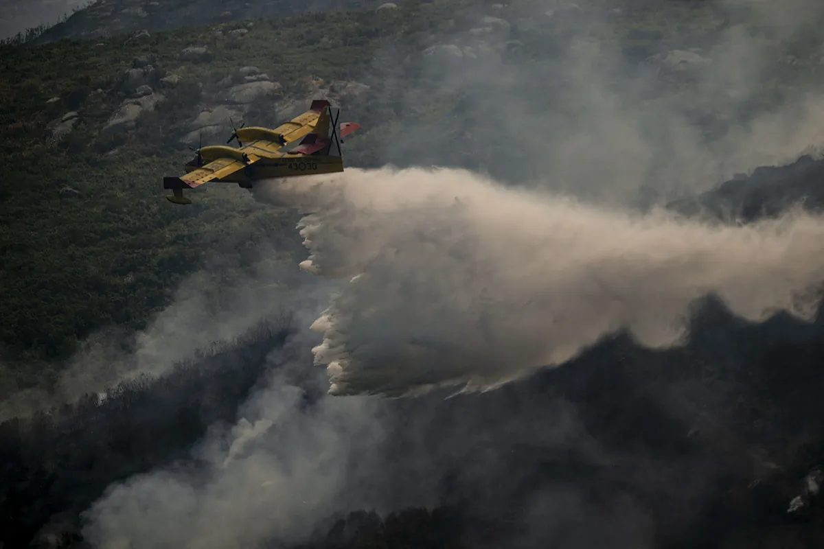Bomberos encuentran restos óseos junto a un coche mientras trabajaban en un incendio en Vilariño de Conso (Ourense)