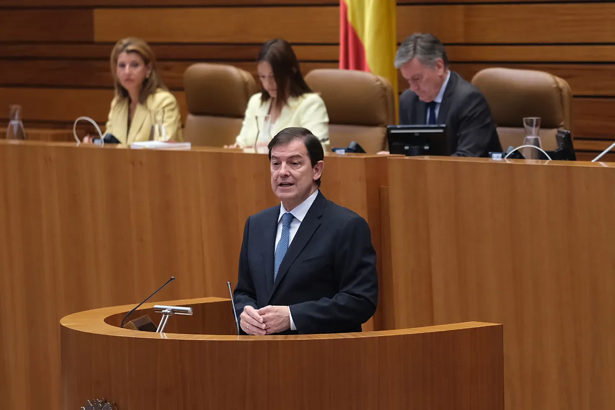 Mañueco defiende que reaccionó al fuego «sin regatear esfuerzos» y exige dejar el «cálculo electoral» porque fue lo «nunca visto»