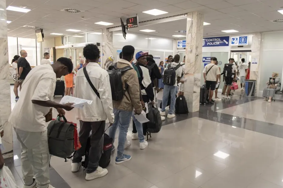 La expulsión de los inmigrantes que cometan delitos une a los votantes de todos los partidos: el 78% pide cambios legales