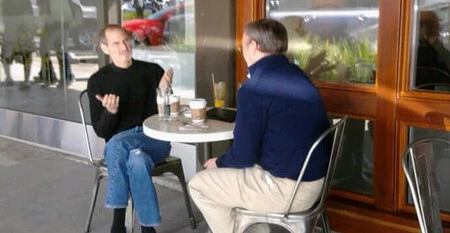Steve Jobs y Eric Schmidt tomando un cafe