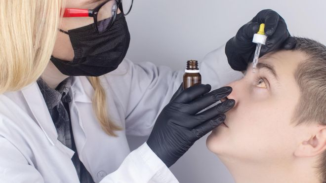Aire acondicionado, cloro, sol…: las urgencias por conjuntivitis aumentan hasta un 30% en verano