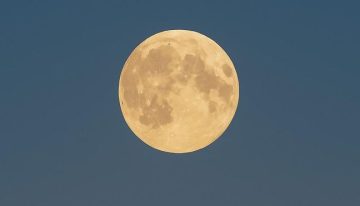 Luna llena de agosto 2025: cuándo verla, por qué se llama luna de esturión y cuántas superlunas habrá este año