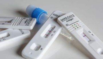El covid repunta con las interacciones del verano: las ventas de test en farmacia aumentan el 125% desde mayo