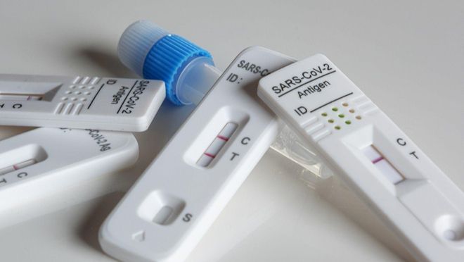 El covid repunta con las interacciones del verano: las ventas de test en farmacia aumentan el 125% desde mayo