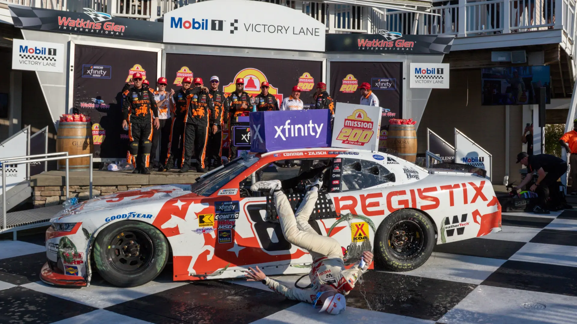 La 'accidentada' victoria de Connor Zilisch en la Nascar: acaba con la clavícula rota tras una brutal caída al subirse al coche para celebrar