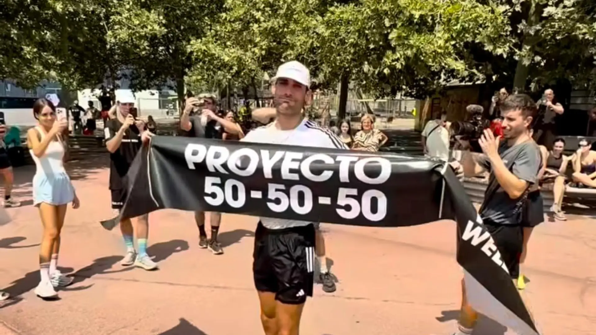 Pitufollow completa su reto de correr 50 km al día durante 50 días por el cáncer infantil: «Un sueño que ha unido a miles de personas»