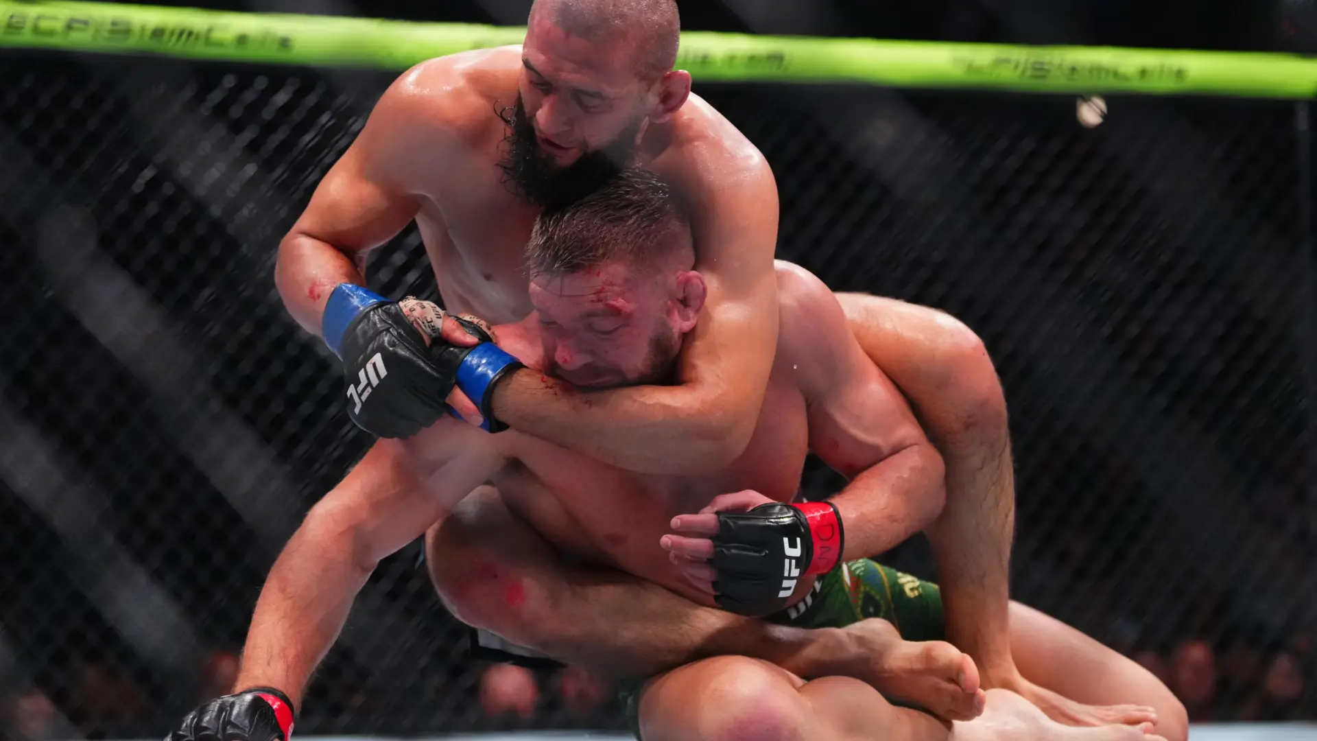 Khamzat Chimaev doblega a Du Plessis y se corona nuevo campeón del peso medio de la UFC