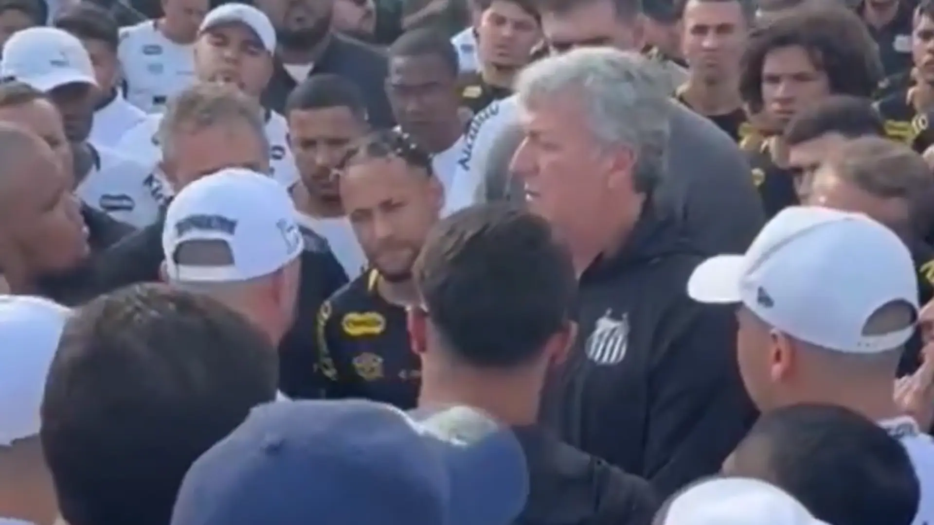 Neymar da la cara ante una turba de radicales del Santos que invadieron la ciudad deportiva del club: «Si tú lloras… imagina el resto»