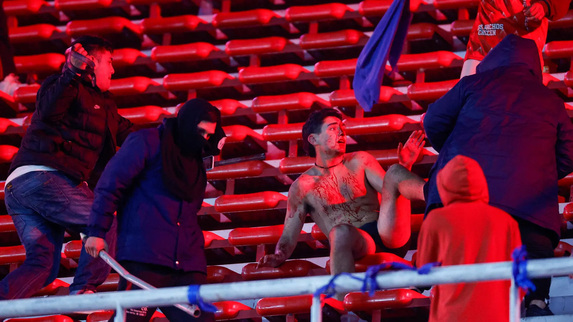 Terror en un estadio: las imágenes de la brutal pelea entre hinchas en Argentina