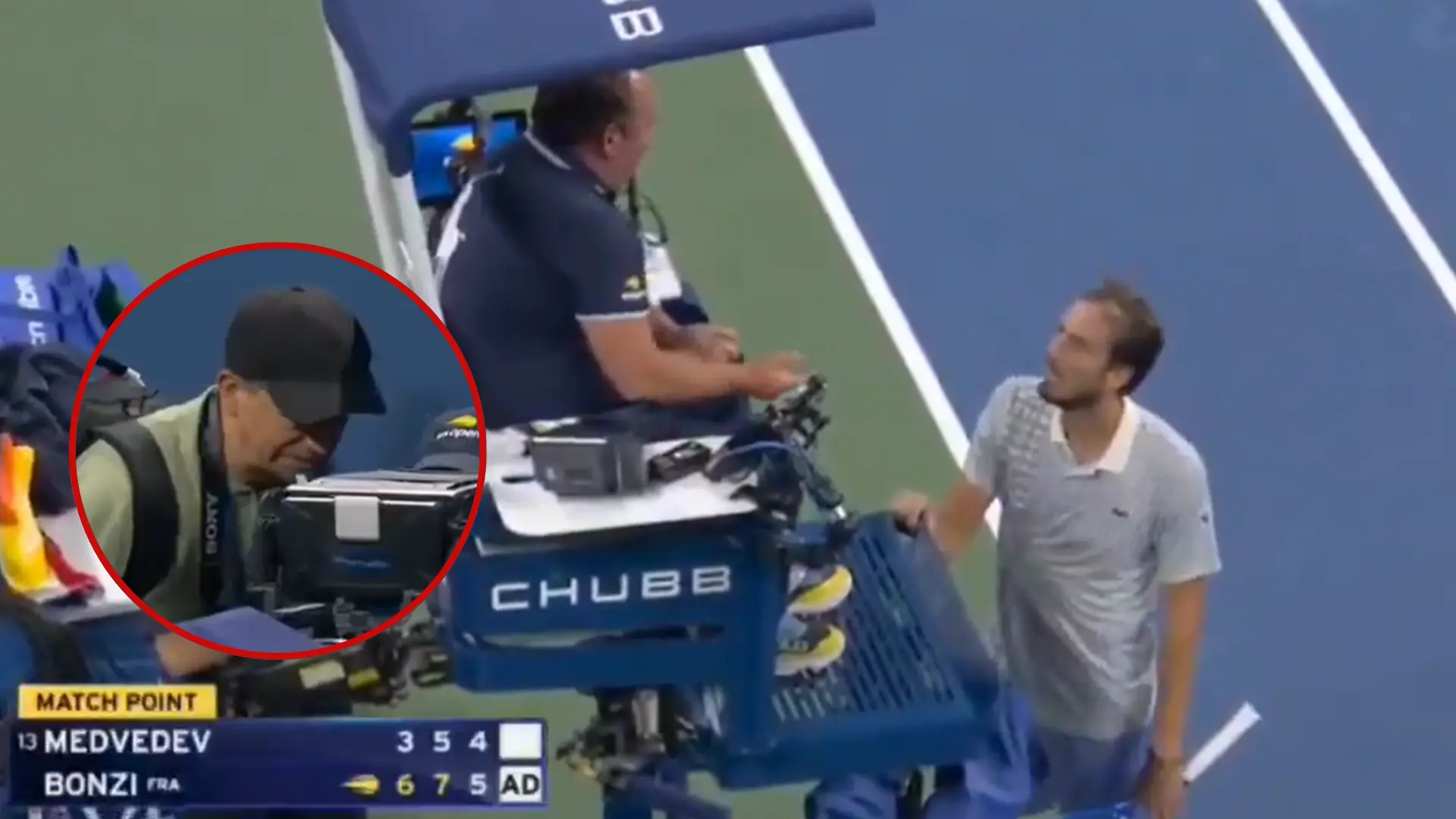 El surrealista error de un fotógrafo desata el caos en el US Open: salió a la pista con bola de partido de Bonzi ante Medvedev