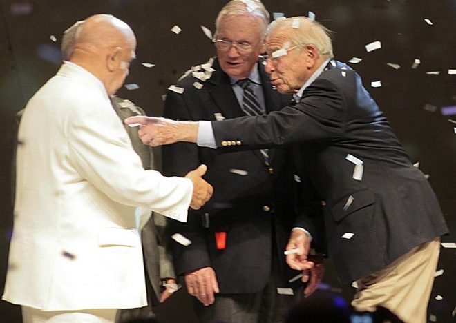 Fallece a los 97 años el astronauta Jim Lovell, origen de «Houston, tenemos un problema»