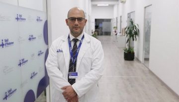Albert Jauregui, cirujano: «Trasplantar el pulmón o el corazón de un cerdo a un humano podría ser una solución a la escasez de órganos»
