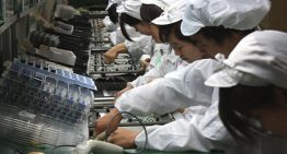 Apple lleva años contratando personal en fábrica solo para atornillar iPhone. Todo ha cambiado por un motivo: reducir la dependencia de China
